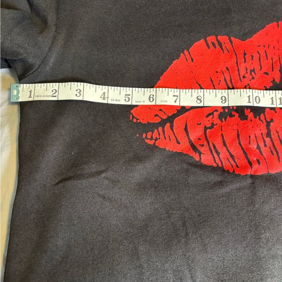 WDIRARA- pre-owned worn 1 time black with red lips printed on front 1X - Picture 5 of 11